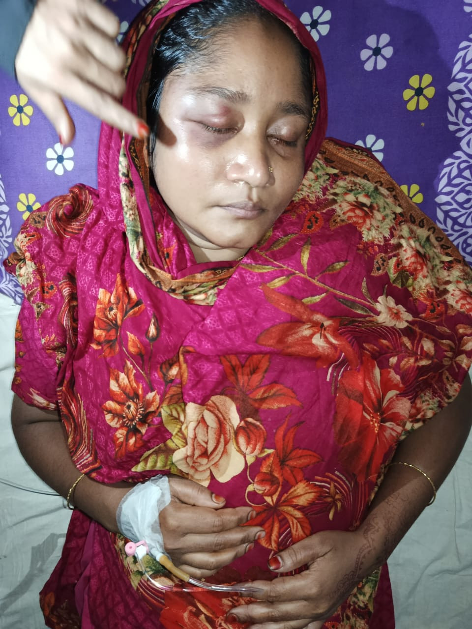 ভোলার শিবপুরে যৌতুকের দায়ে স্ত্রীর   উপর বার বার নির্যাতন চালাচ্ছে পাষন্ড স্বামী