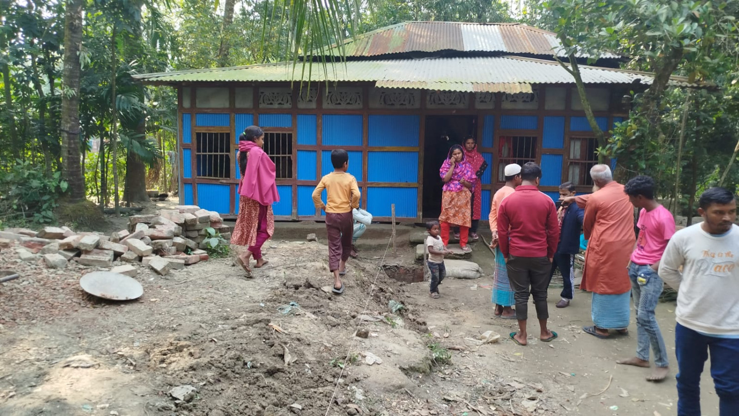 ভোলার ধনিয়ায় অন্যের জমিতে জোর পূর্বক ঘর উত্তোলনের অভিযোগ