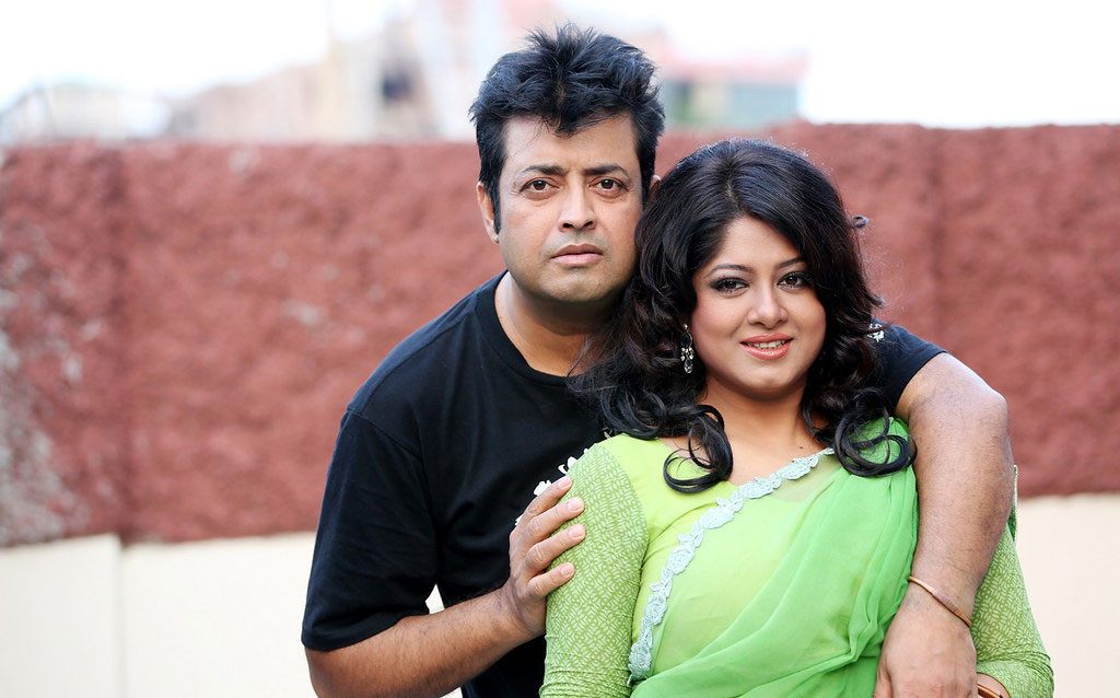 ‘চারিদিকে লালের মধ্যে আমাদের হাসিটা হারিয়ে গেছে’