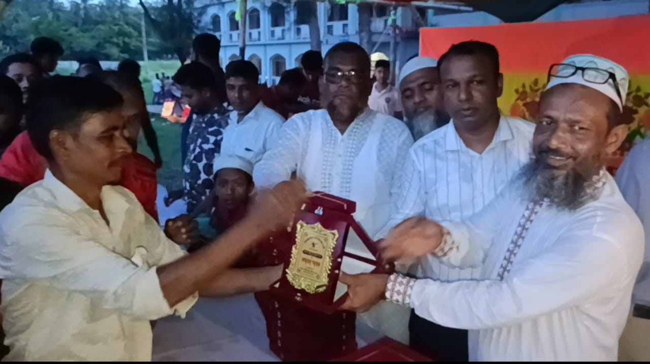 ভোলার বাংলাবাজারে লায়ন স্পটিং ক্লাবের আয়োজনে প্রীতি ফুটবল ম্যাচ