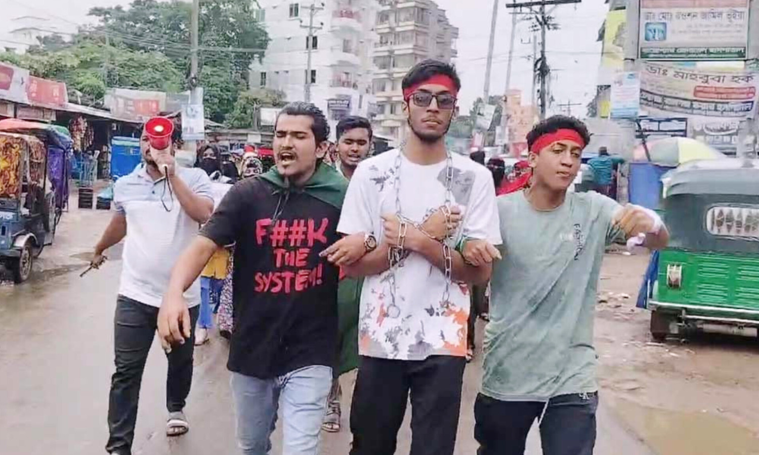 গলায় হাতে শিকল বেঁধে শিক্ষার্থীদের বিক্ষোভ